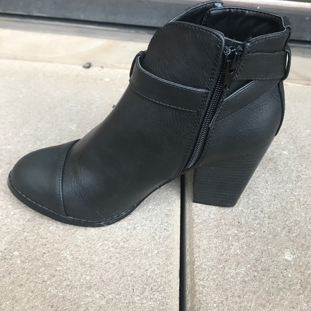 Cute black heeled booties Sz 8 & Sz 9 - Picture 3 of 3