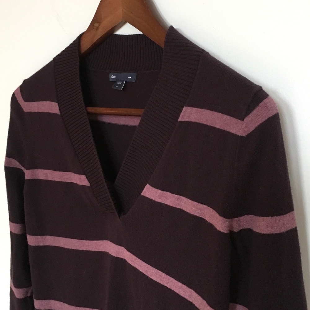 GAP v-neck striped sweater