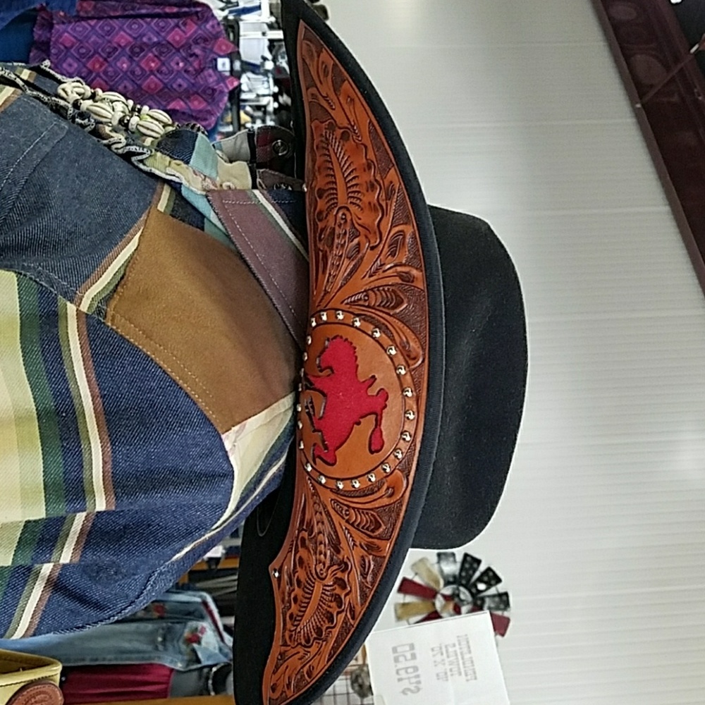 Charlie 1 Horse Let er Buck hat