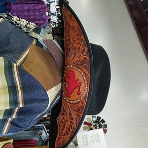 Charlie 1 Horse Let er Buck hat