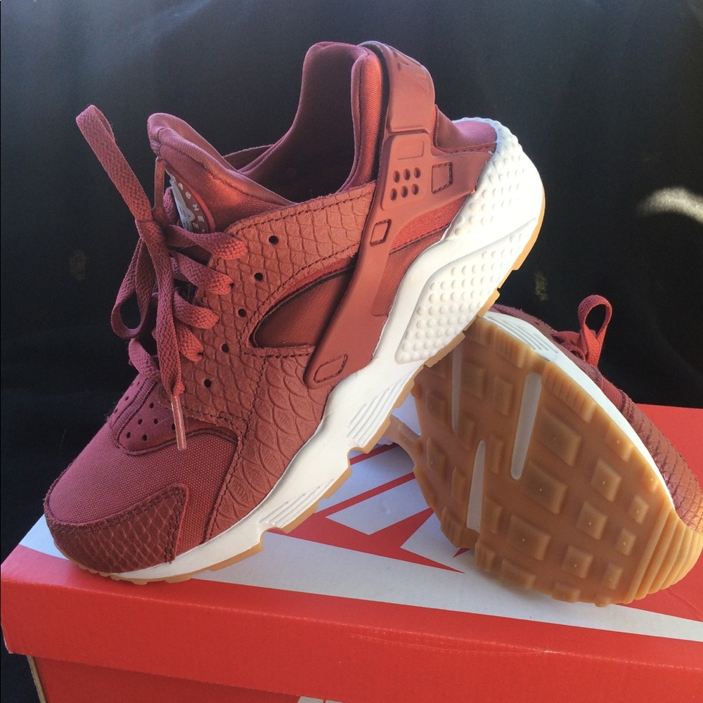 Nike Air Huaraches 7.5