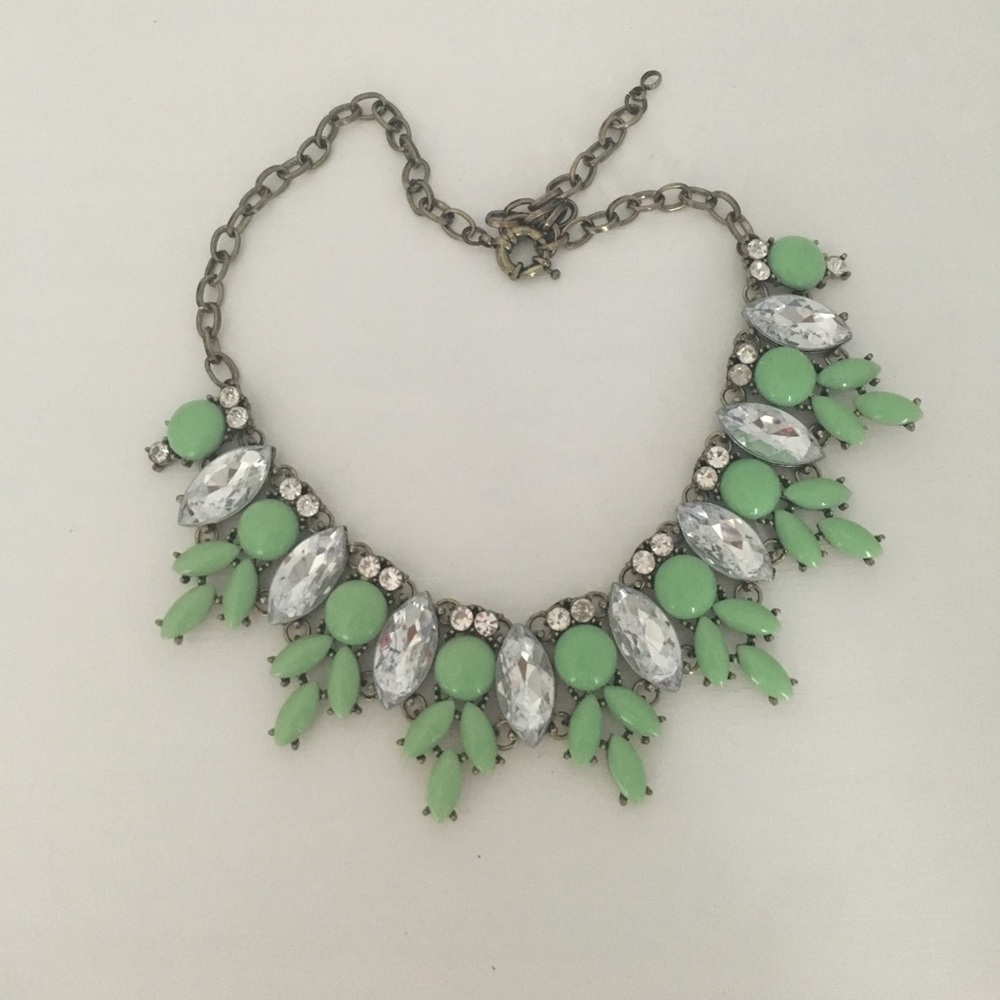 GREEN STATEMENT NECKLACE