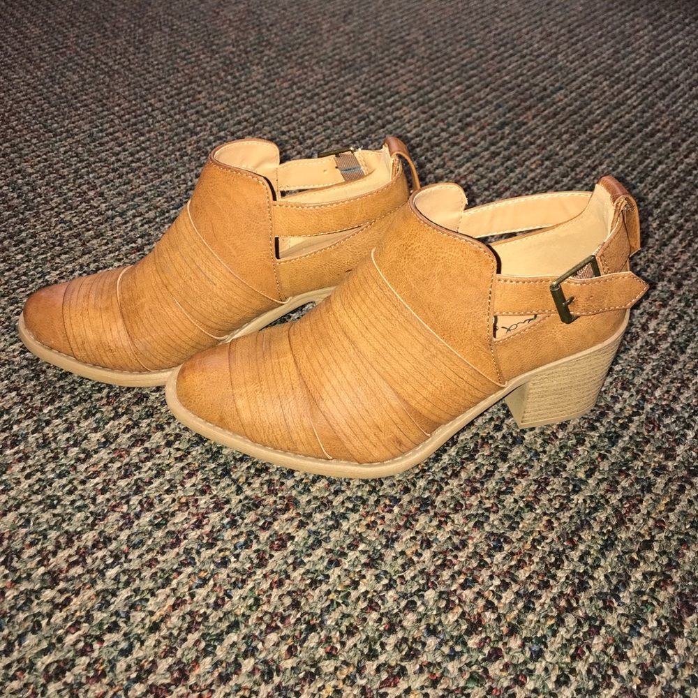 Qupid cut out ankle boots