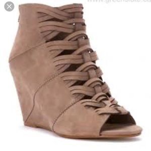 Dolce Vita Taupe Booties Size 6