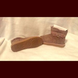 Karlie Brooch UGGs size 9