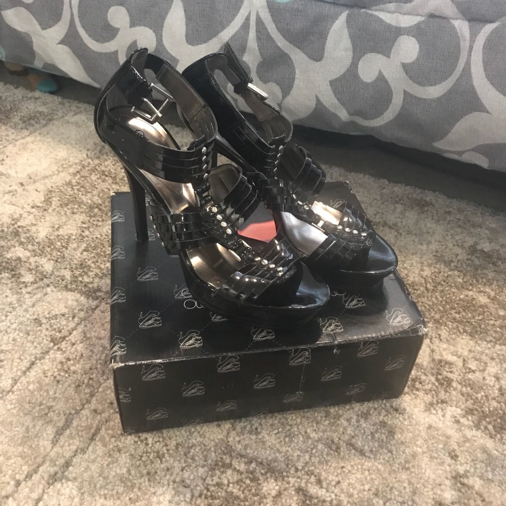 Size 6.5 black patent guess heels.