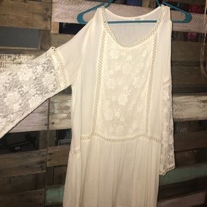 Peekaboo shoulder Creme Tunic