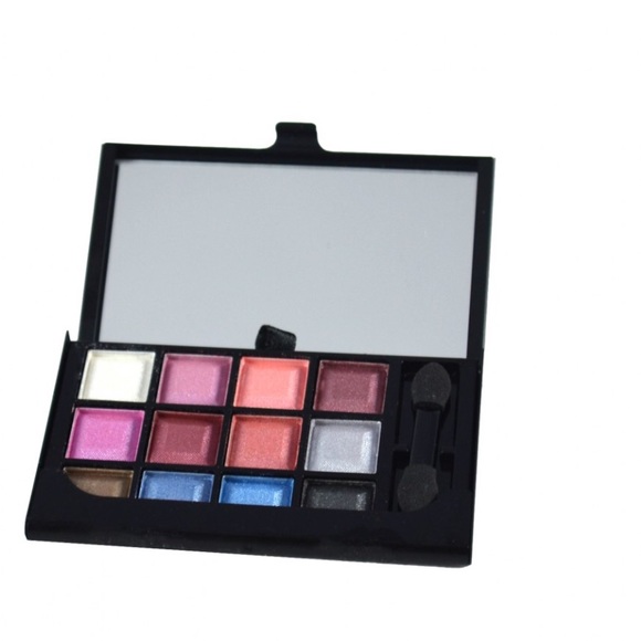 IntrigueMe EyeShadow Free with $50 purchase - Picture 4 of 4