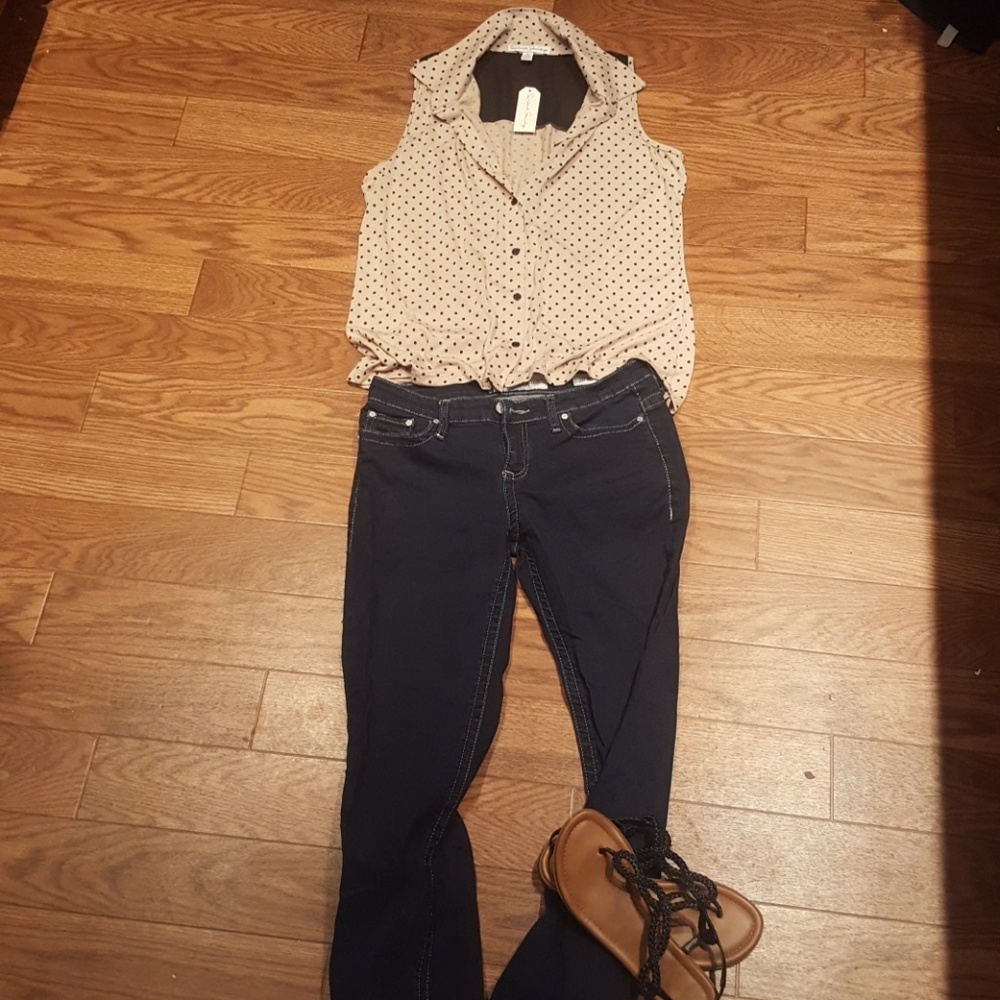 Sleevless Collared Button-Up Top