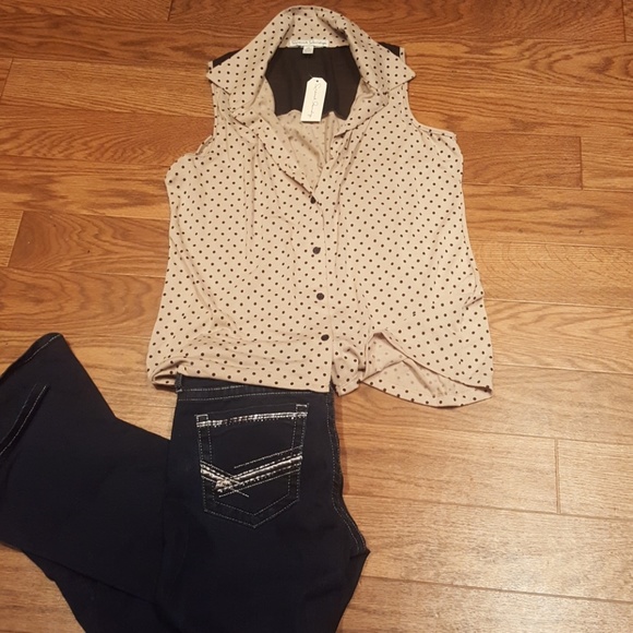 Sleevless Collared Button-Up Top - Picture 2 of 3