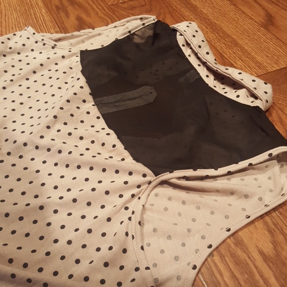 Sleevless Collared Button-Up Top - Picture 3 of 3