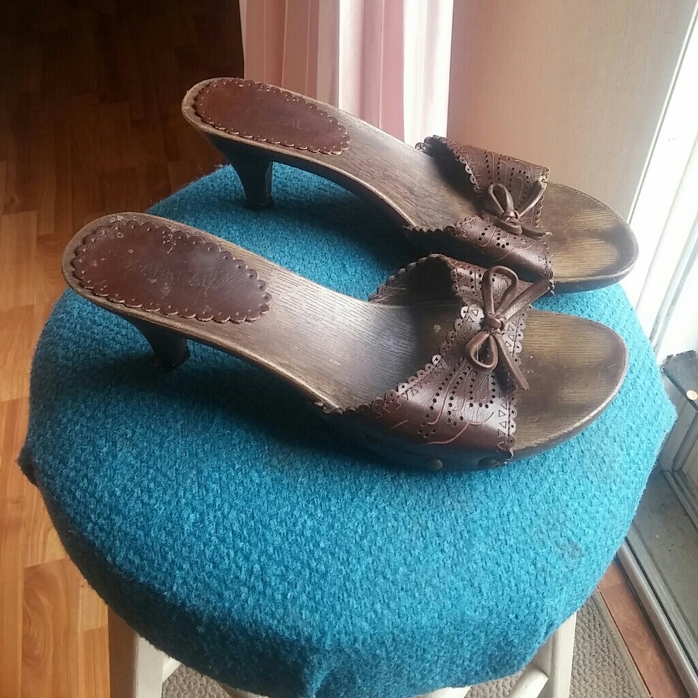 Size 9 Brown heels