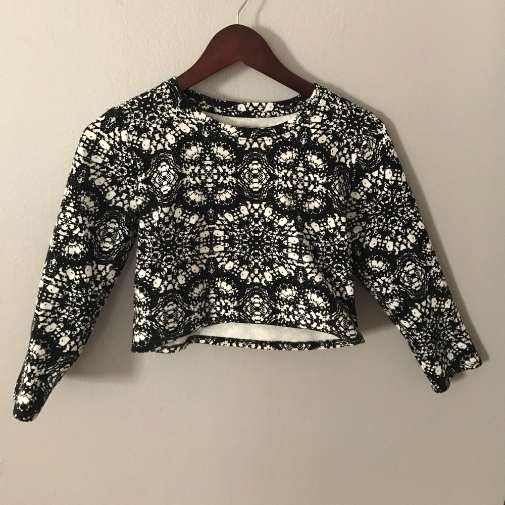 Black and white 3/4 sleeve crop top