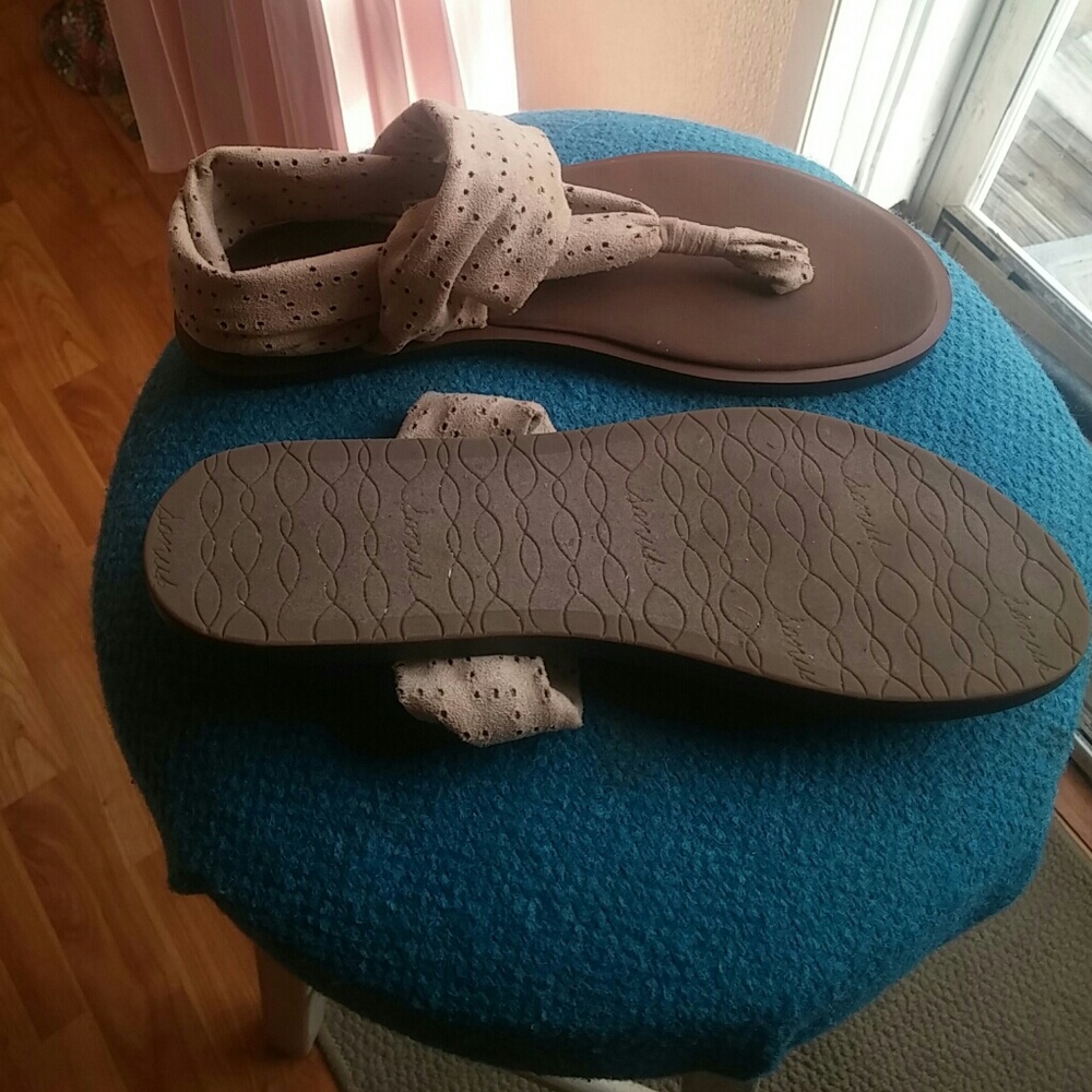 Sanuk flat sandals size 7