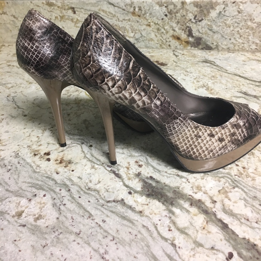 Steve Madden Snakeskin Taupe Peep Toe Pumps size 7 - Picture 6 of 8