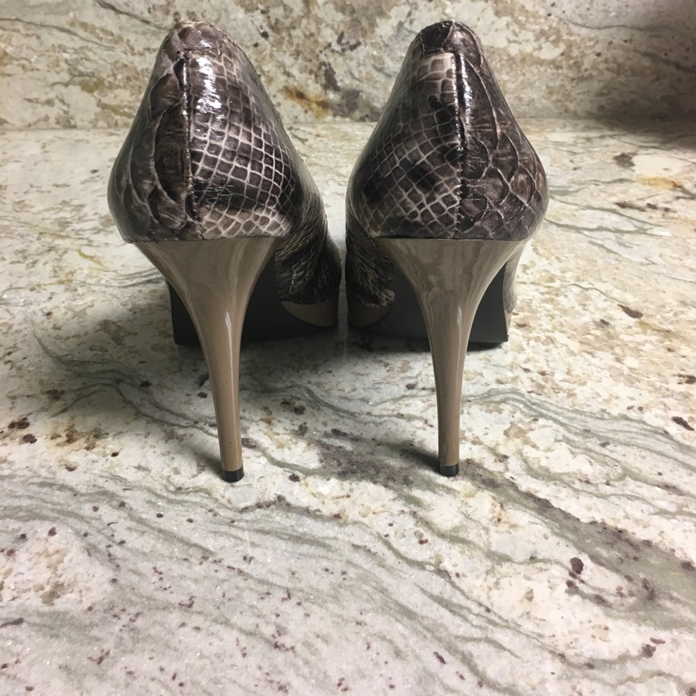 Steve Madden Snakeskin Taupe Peep Toe Pumps size 7 - Picture 7 of 8