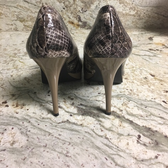 Steve Madden Snakeskin Taupe Peep Toe Pumps size 7 - Picture 7 of 8