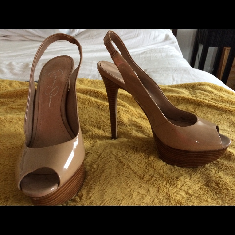 Nude pumps