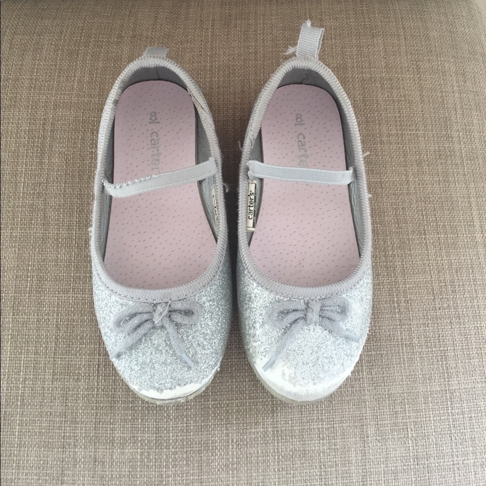 Toddler girl's silver glitter ballet flats.