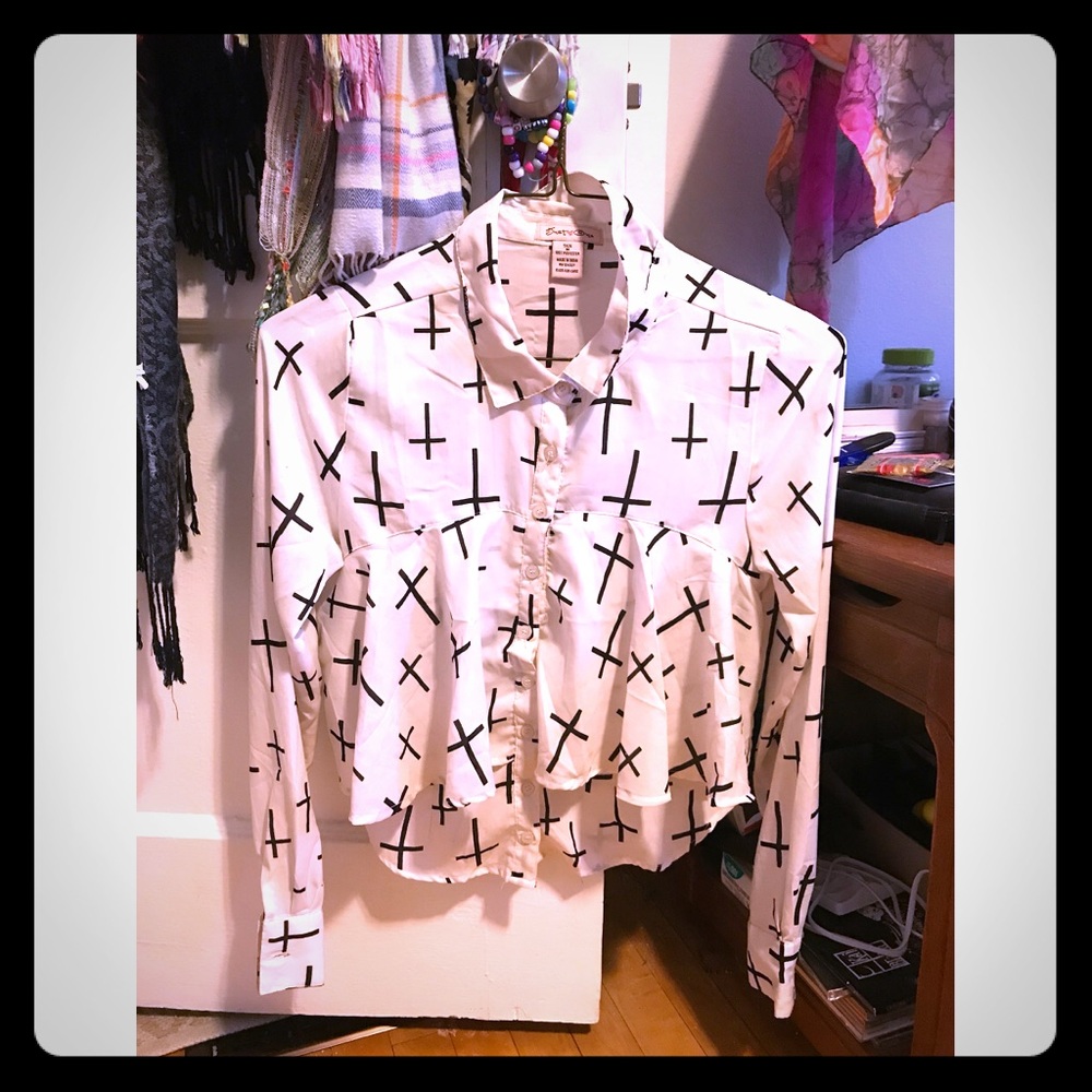 Cross patterned crop top blouse