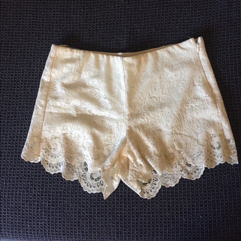 ❌SOLD❌ Zara White Lace Shorts - Picture 2 of 5