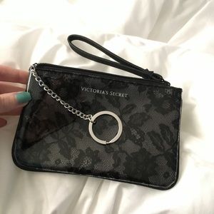 Small wristlet w/ keychain