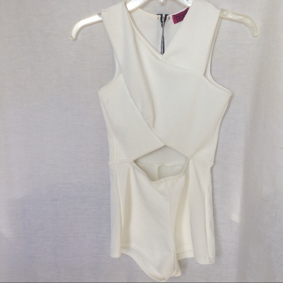 -SOLD- White romper with stomach cut out - Picture 5 of 5