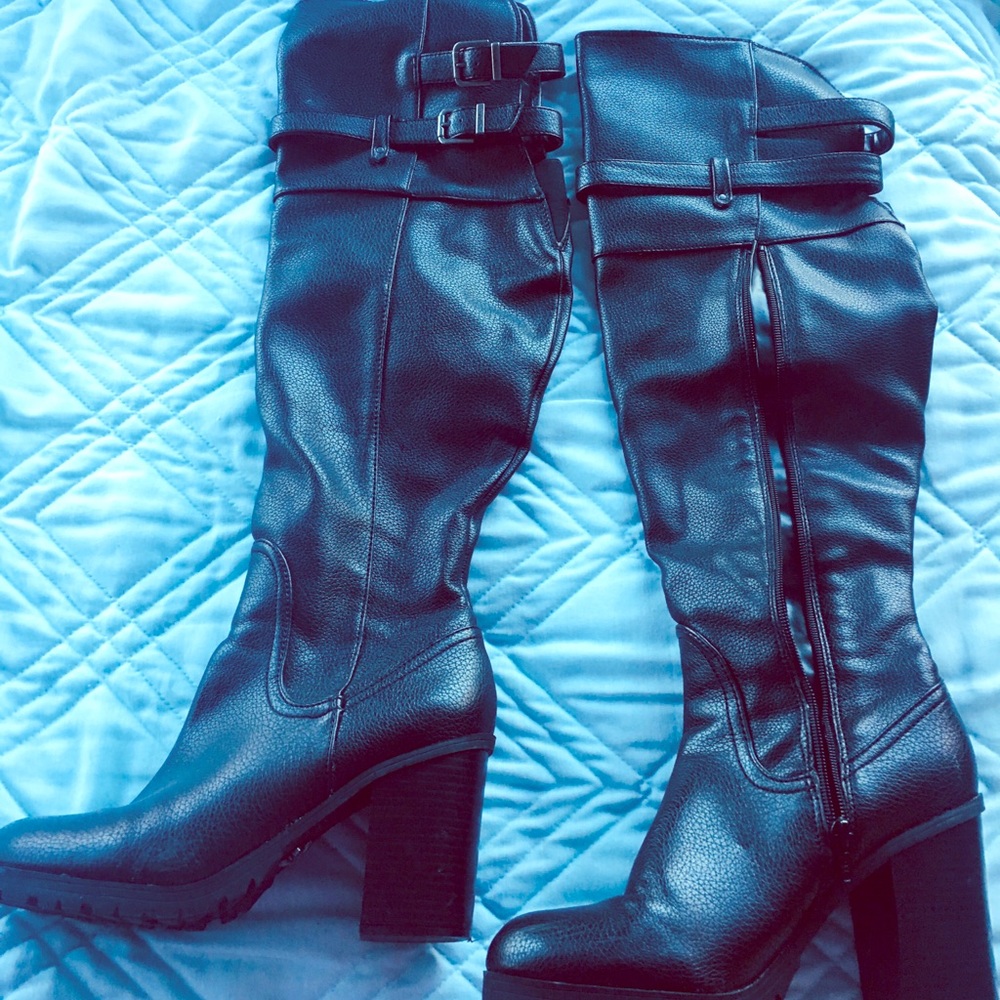 Size 9 Vera Wang thigh high boots ! Rare