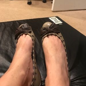 B. Makowsky taupe flats size 8M