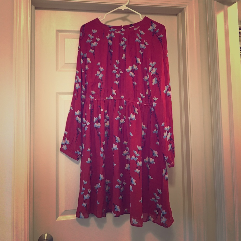 Red w/blue floral print Loft dress. NWT. Size Med.