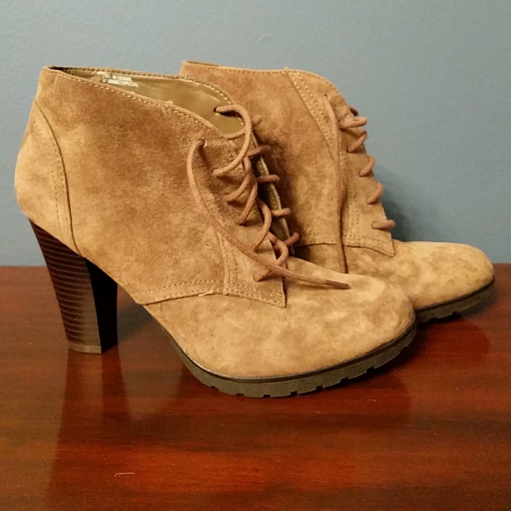 NWOT SUEDE White Mountain Booties