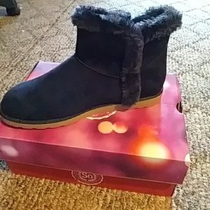 New boots never been wore nice and pretty