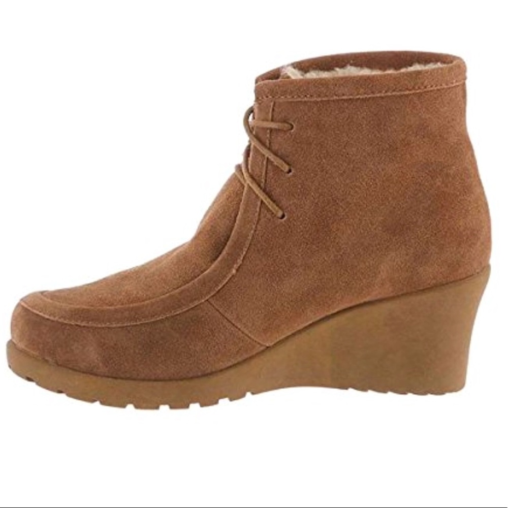 NEW IN BOX! Winter boots/wedges size 9 🎉