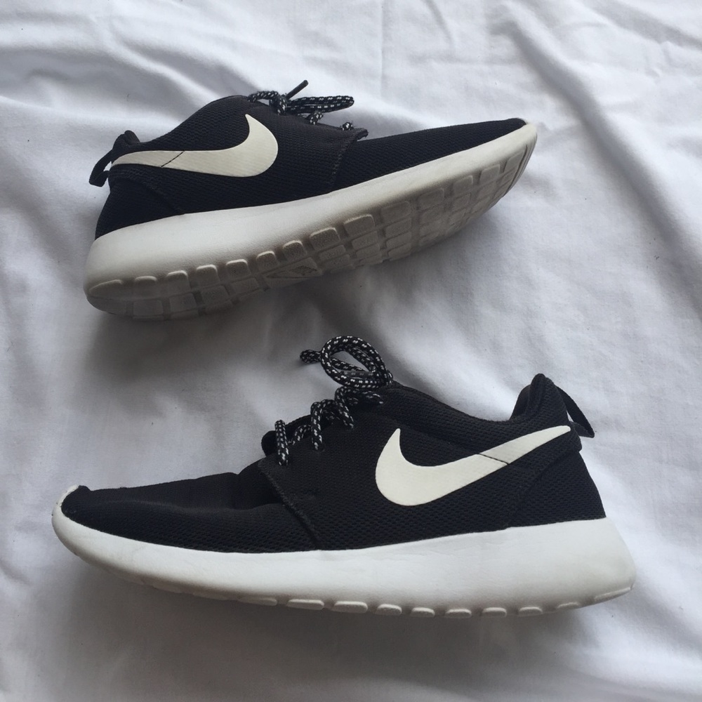 Nike Roshe One - Black and White