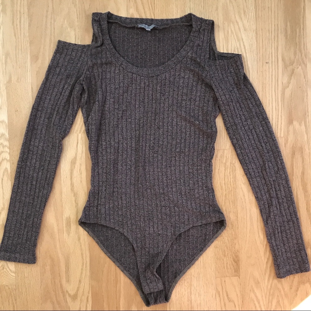 CHARLOTTE RUSSE cold shoulder ribbed bodysuit