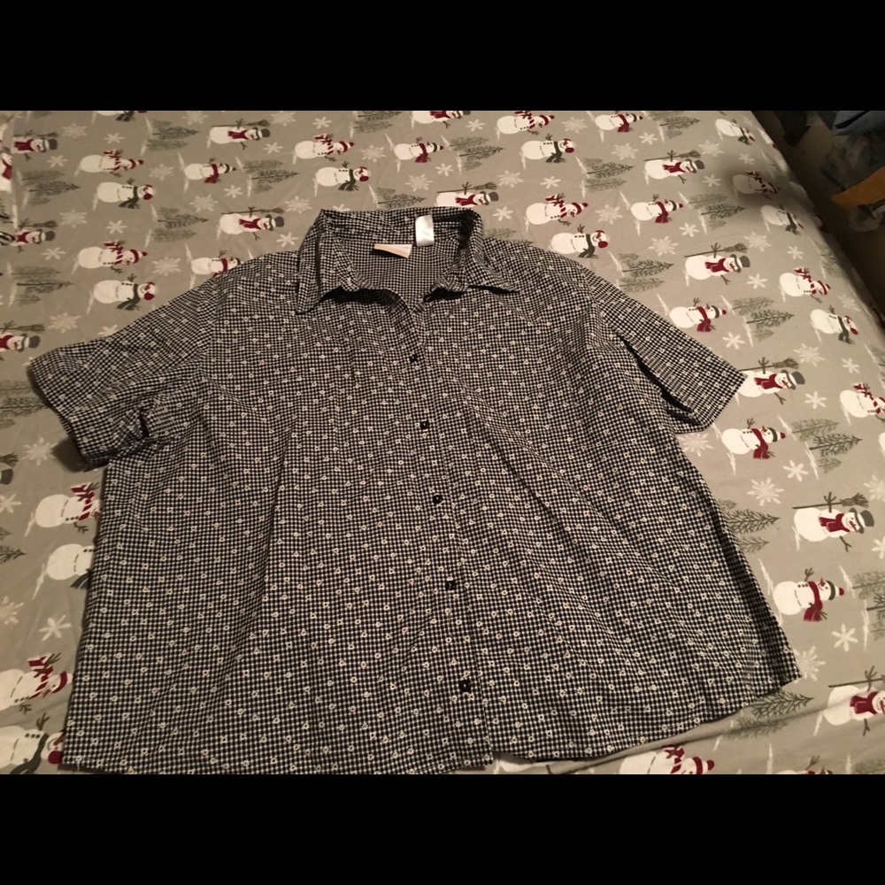 Ladies short sleeve blouse by Alfred Dunner