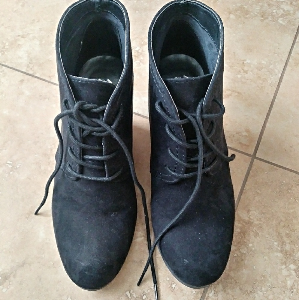 NEVER WORN!! Arizona jean suede wedges size 7m