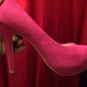 High heeled pumps