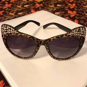 NWOT Betsey Johnson Leopard Cat Eye Sunglasses