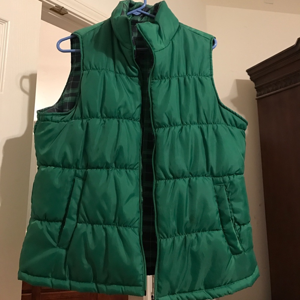 Reversible puffer vest