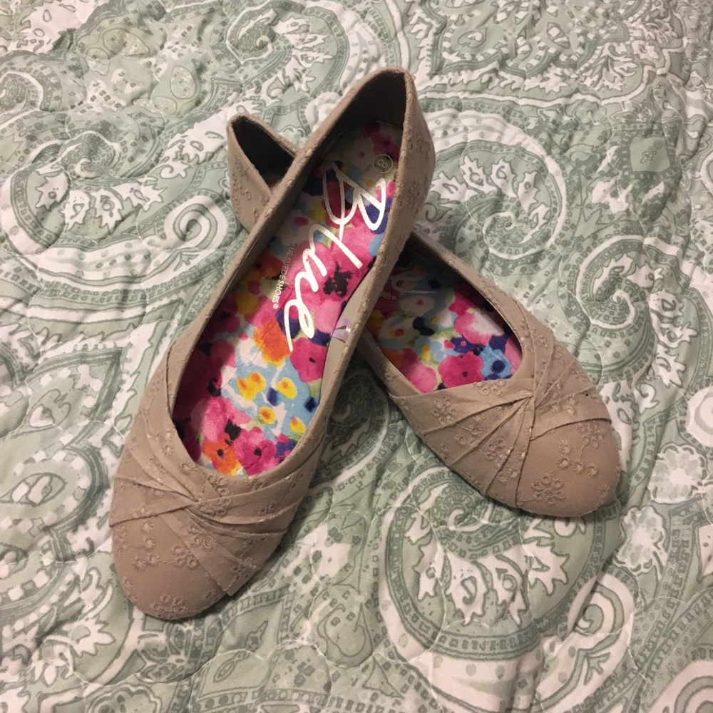 *BRAND NEW* Grey Flats