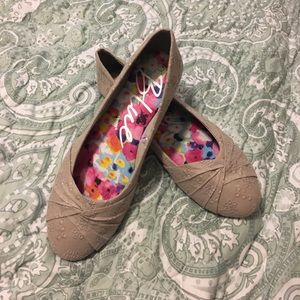 *BRAND NEW* Grey Flats