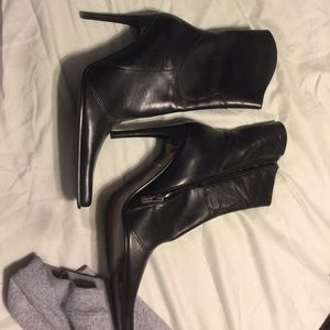 Gorgeous pointy toe black boots