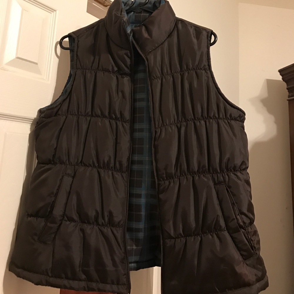 Reversible puffer vest