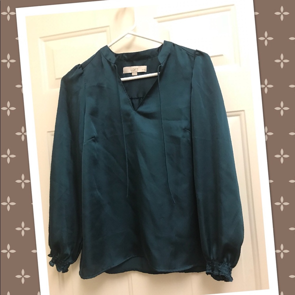 EUC Loft sateen feel blouse 👚