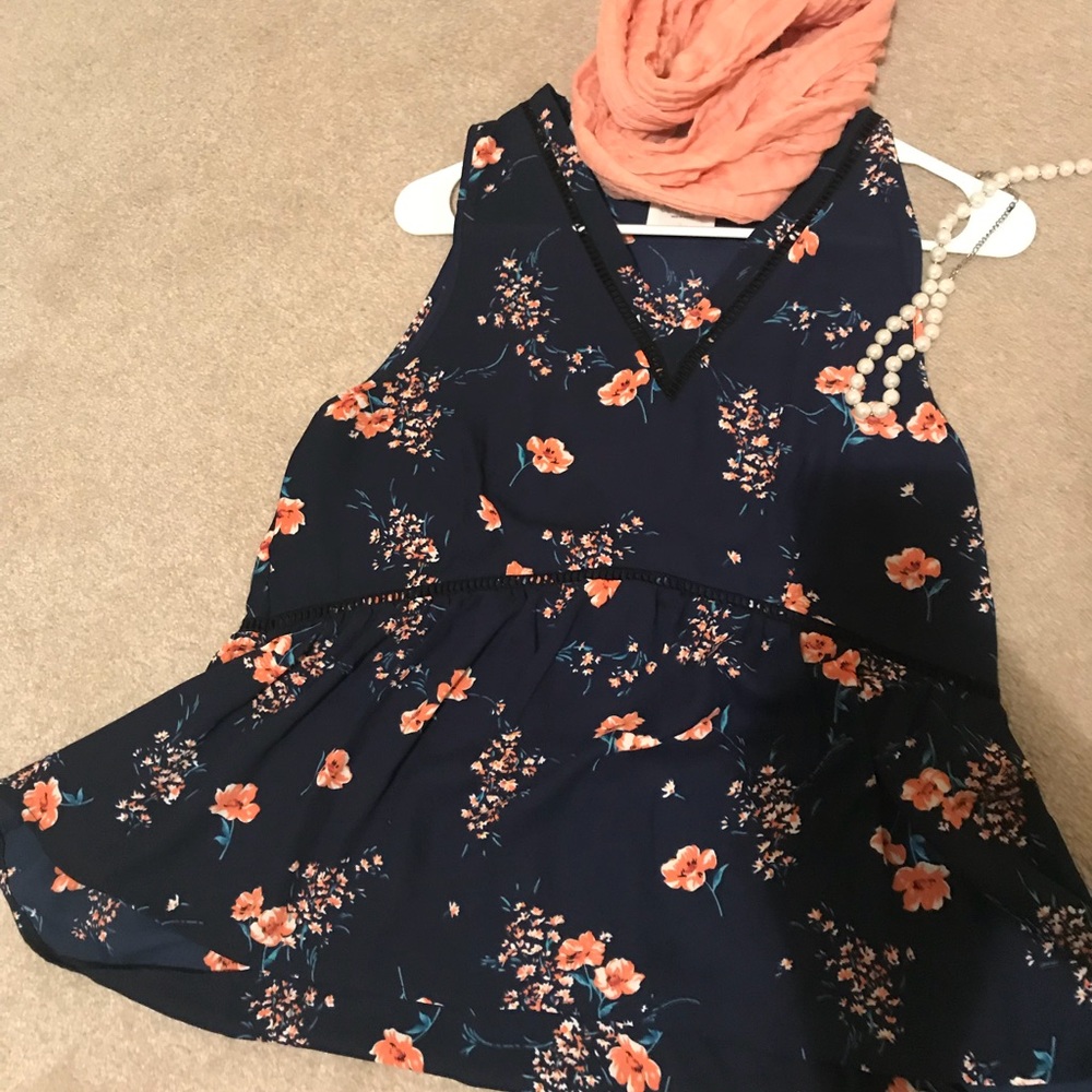 Light floral sleeveless top - Sz L.