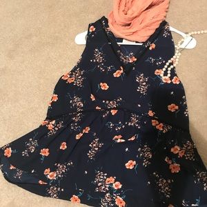 Light floral sleeveless top - Sz L.