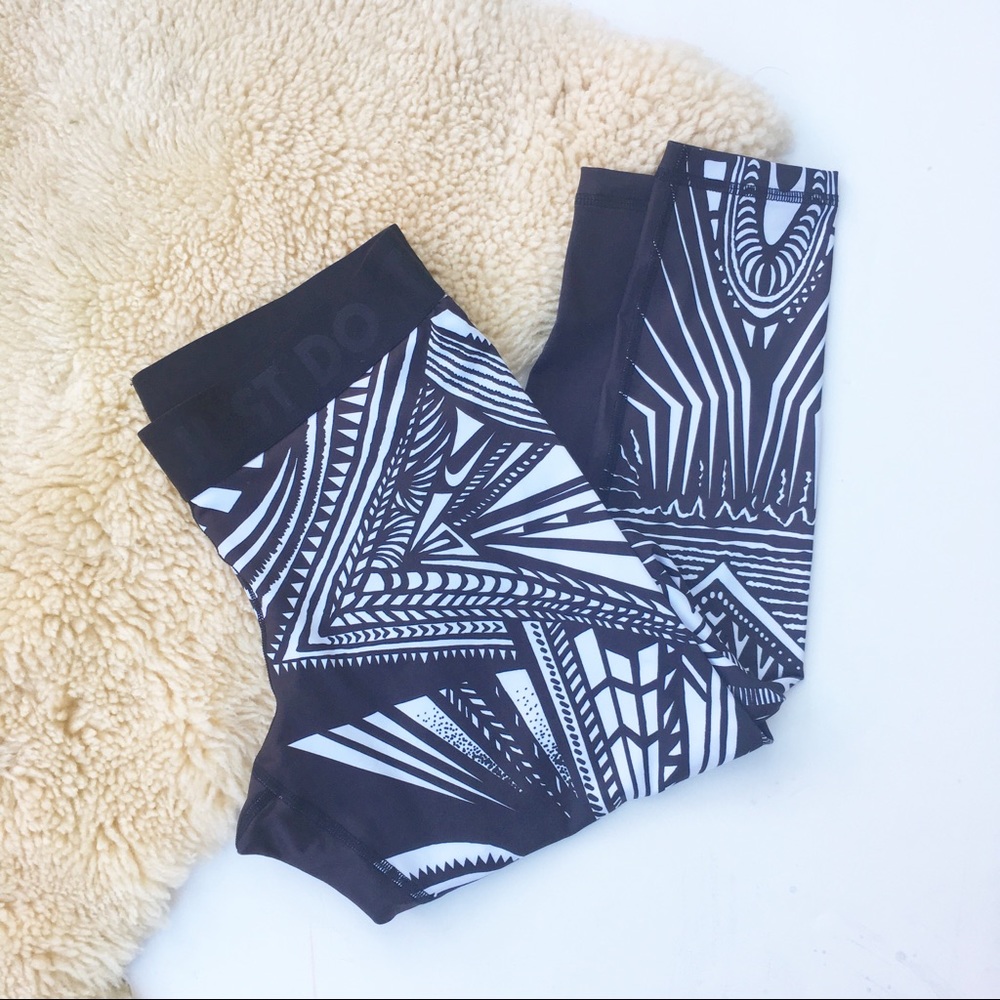 NWOT Nike Patterned Leggings
