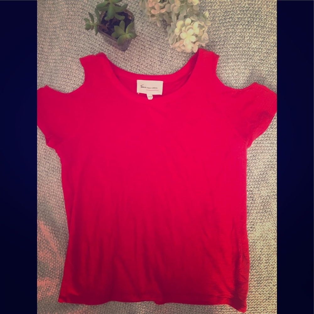 •Two by Vince Camuto• Cold-shoulder tee. Size L