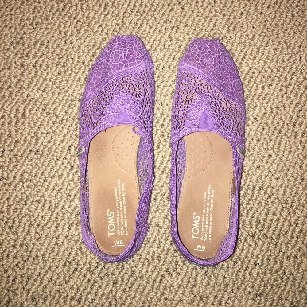 Purple crochet women’s classic TOMS